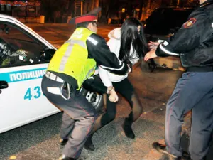 В Шымкенте пьяная учительница угрожала полицейским