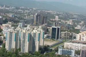 Дорожные полицейские Алматы патрулируют город на вертолетах