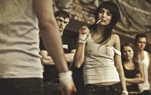 В Астане четыре девушки-хулиганки избили мужчину