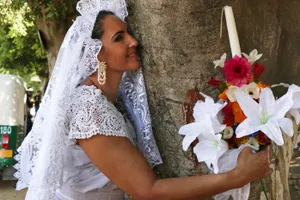 Женщина вышла замуж за дерево в знак протеста