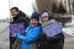 10 тысяч конфет подарили к 8 Марта с посланием от известных женщин Казахстана