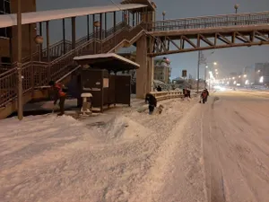 На время уборки снега водителей просят не парковать авто на обочинах в Алматы