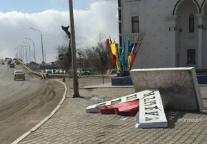 В Атырау ветер срывает крыши с домов. ФОТО, ВИДЕО