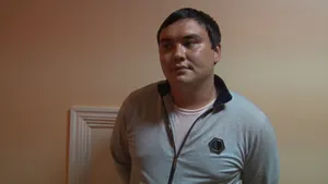 Мужчина обокрал автомобиль под объективом видеокамеры