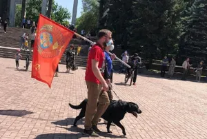Меня это оскорбляет – публицист о флагах СССР в центре Алматы