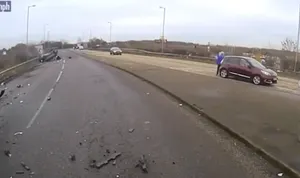 Пьяная британка с ребенком в машине взлетела в воздух на перекрестке