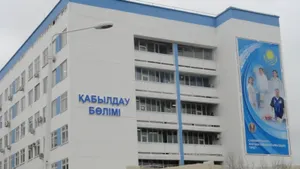 Перелом ноги получил мужчина после падения трубы в Жанаозене