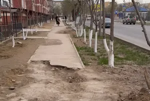 Ақтау тұрғындары сынған жаяу жолдарға шағымданады
