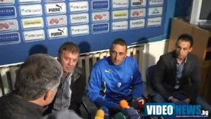 Скандал на пресс-конференции: болельщики раздели тренера. Видео