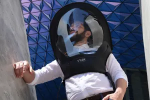 Канадец создал шлем для защиты от COVID-19