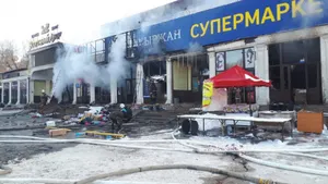 Борьба с крупным пожаром в торговом центре происходит в Алматы