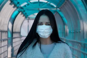 Как не заразиться COVID-19 в общественных местах, рассказал доктор