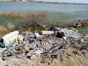 Ақтаудағы Оймаша көлі маңындағы қоқыс үйінділеріне тұрғындар шағымданды