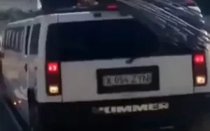 Шымкентские строители на лимузине перевозят арматуру (ВИДЕО)