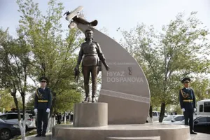 Памятник летчице-героине открыли в Атырау
