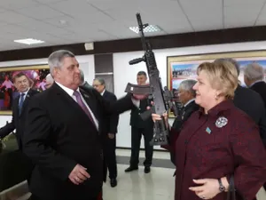 Депутатам мажилиса раздали автоматы