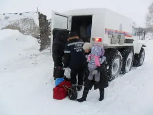 В ВКО спасатели доставляют гуманитарную помощь в «отрезанные» районы