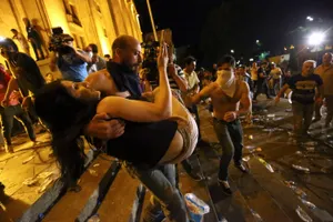 Оппозиция пошла на штурм парламента Грузии