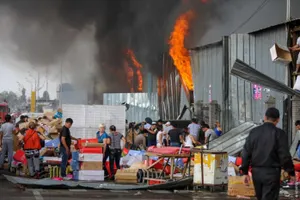 Виновникам пожаров на барахолке Алматы дали условные сроки