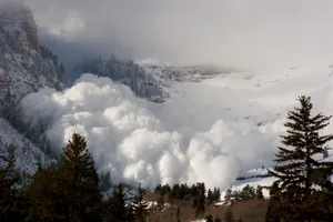 Опасность схода лавин сохраняется в горах Алматы