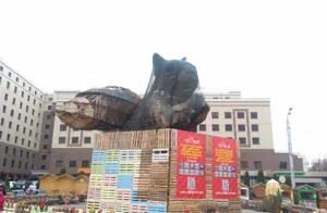 Гигантскую белку демонтируют в Алматы