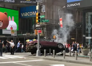 Автомобиль на полной скорости врезался в толпу людей в центре Нью-Йорка