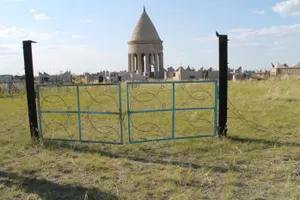 Павлодарец пытался разобрать и сдать на металлолом забор мусульманского кладбища