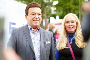 Кобзона нарисовали грудью в образе вора в законе