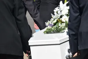 Дочь скончалась на похоронах умершей от коронавируса матери