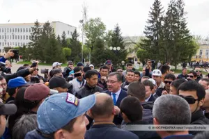 Заместители акимов вышли к митингующим в Уральске