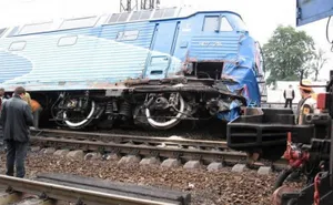 В Астане столкнулись поезд и вагоны, есть пострадавшие