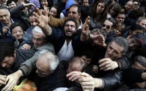 В Узбекистане на открытии автосалона произошла давка