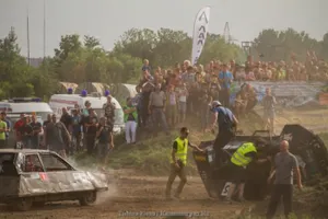 Во время гонок в Калининграде автомобиль сбил зрителей