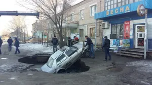 В Костанайской области в яму упал автомобиль