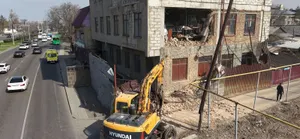 Алматыда төрт қабатты ғимаратты сот шешімімен қиратуда