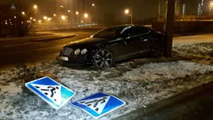 В Алматы Bentley врезался в рекламный билборд. ФОТО