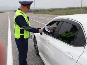 «Штаттық киімдегі» полиция қызметкерлері Алматы жолдарында патрульдеуде