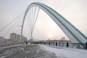 В Астане рабочий выжил после падения с моста