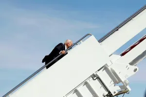 Как себя чувствует Байден после падения на трапе самолета