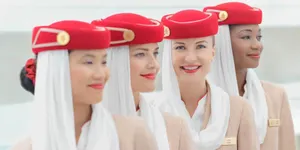 Стюардесса Emirates сливала недопитое шампанское обратно в бутылку