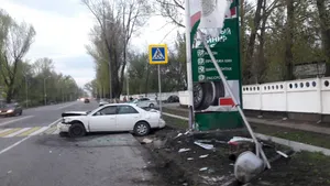 Автомобиль снес столб и билборд в Алматы. ФОТО