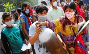 Кислородные лагеря создают волонтеры на улицах Индии