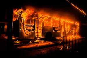 Десять пассажирских автобусов сгорели в автобусном парке в Рудном