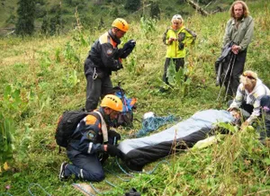 Турист получил черепно-мозговую травму во время подъема на водопад