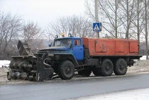 В ВКО иномарка разбилась о снегоуборочную машину
