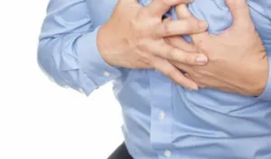 Три правила, как спасти жизнь при сердечном приступе без лекарств