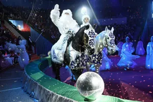 Сказочное новогоднее представление для 1700 детей устроили в Алматы