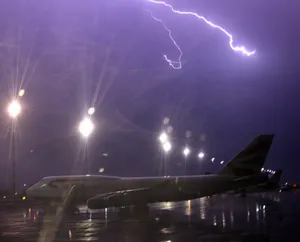 У самолета при посадке отказал двигатель из-за удара молнии