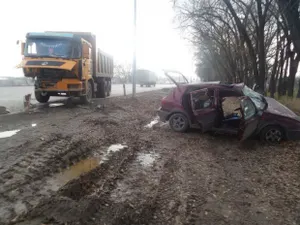 В результате ДТП грузовика и легковушки четверо пострадавших