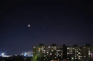 Луна приблизилась к Венере и Юпитеру